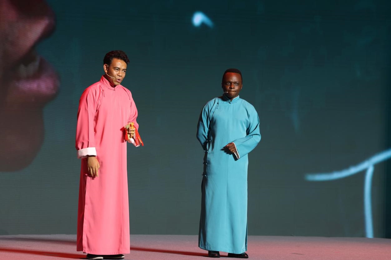 來自馬達加斯加的北京外國語大學教師唐磊（左）和來自肯尼亞的天津師范大學博士生孔愛凱（右）說唱大運河。