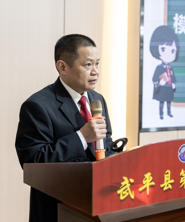 圖④：武平法院刑庭庭長候良石在模擬法庭后為學生上普法課。