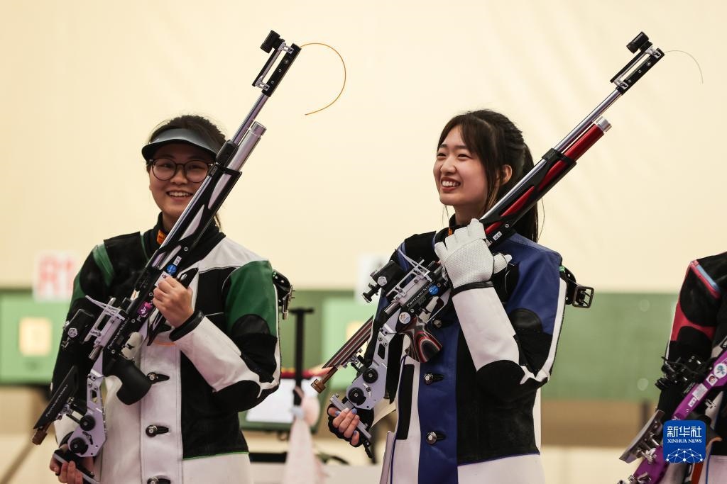 2023年9月24日，在杭州亞運會射擊項目女子10米氣步槍個人決賽中，中國選手黃雨婷以252.7環(huán)的成績獲得冠軍，韓佳予獲得亞軍，印度選手拉米塔獲得季軍。圖為黃雨婷（右）、韓佳予在比賽后。新華社記者 單宇琦 攝