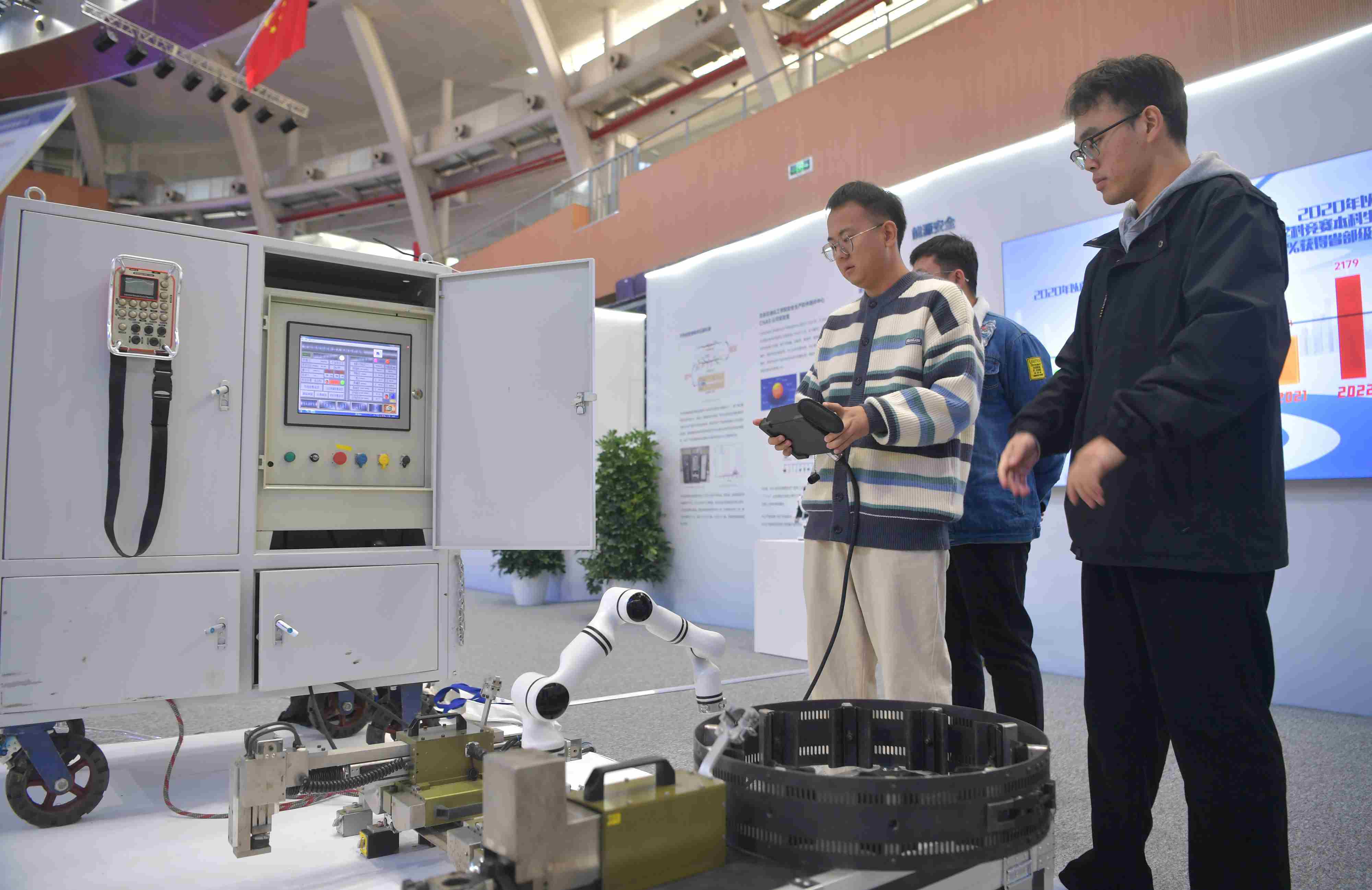 2023年，京南地區(qū)高?？萍汲晒平闀诒本┙ㄖ髮W(xué)大興校區(qū)舉行。圖為高校師生在展示管道全位置焊接機器人系統(tǒng)成果。