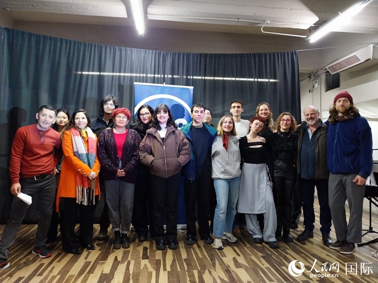 活動(dòng)現(xiàn)場(chǎng)藝術(shù)家合影。人民網(wǎng)記者 許放攝