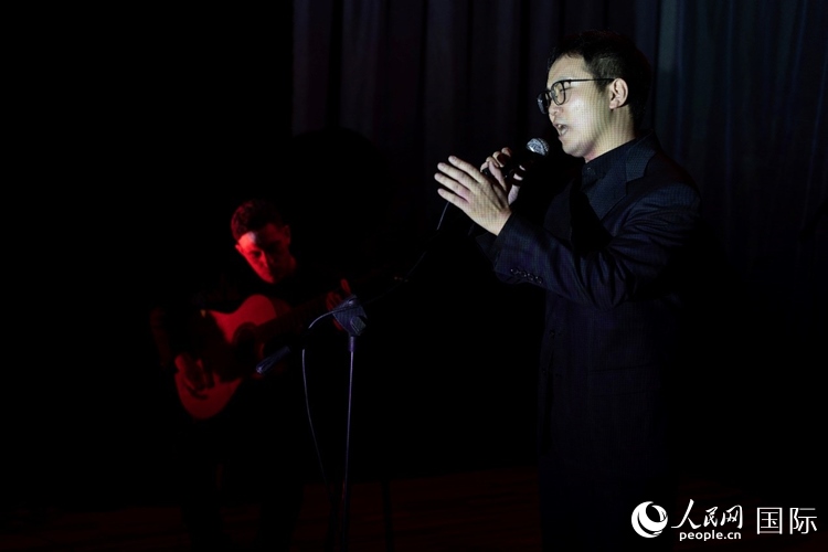 歌曲表演。馬丁·薩巴拉攝