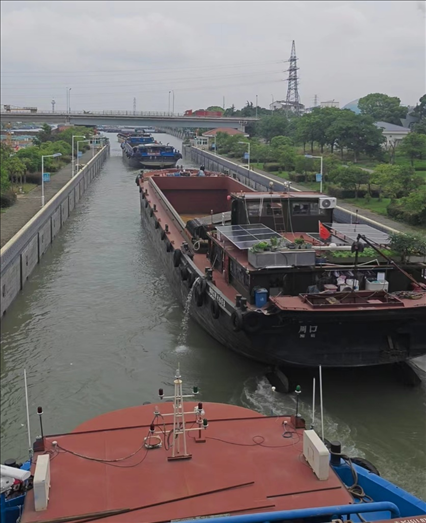 諫壁船閘內(nèi)船只正在過閘。人民網(wǎng)記者 黃鈺攝