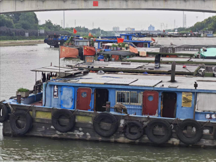 停泊在水上服務(wù)區(qū)的船只。人民網(wǎng)記者 黃鈺攝