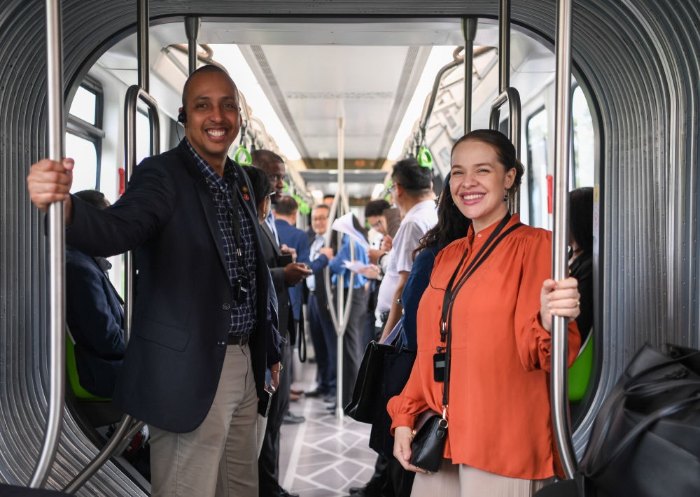 2024年4月22日，拉美和加勒比國家駐華使節(jié)、機(jī)構(gòu)代表和記者應(yīng)外交部邀請，在襄陽騰龍汽車有限公司參訪。新華社記者 杜子璇 攝