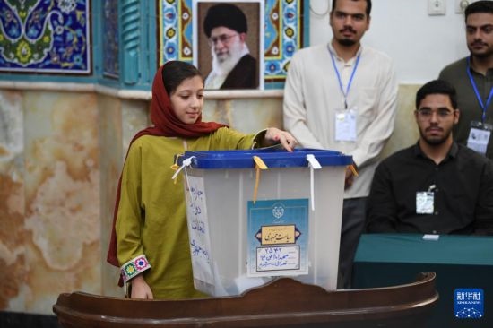 6月28日，伊朗選民在德黑蘭的一處投票站參加總統(tǒng)選舉投票。新華社記者 沙達提 攝