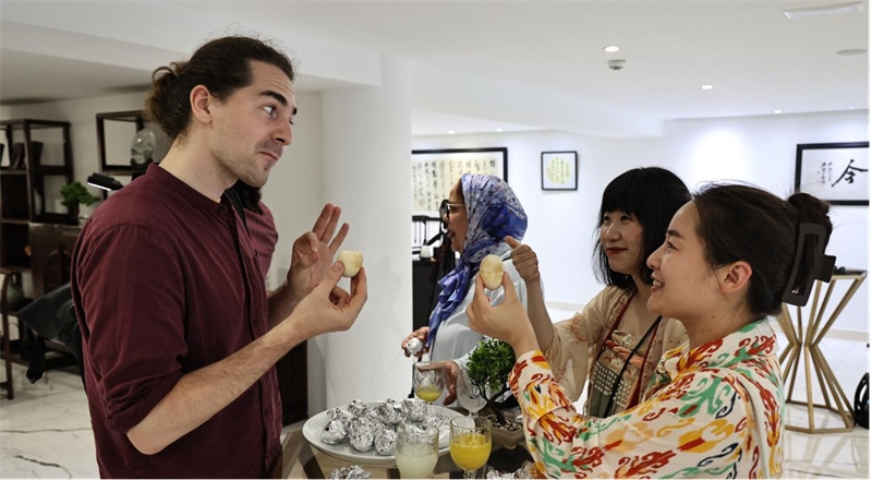 嘉賓品嘗茶葉蛋。拉巴特中國(guó)文化中心供圖