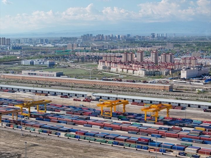 這是2024年4月18日拍攝的霍爾果斯鐵路口岸換裝場（無人機照片）。新華社記者 趙戈 攝