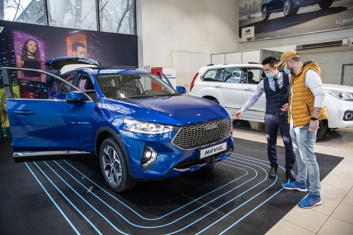 2021年4月1日，銷售人員在哈薩克斯坦阿拉木圖市經(jīng)銷商店向消費者介紹哈弗汽車。新華社發(fā)（阿斯塔納汽車公司供圖）