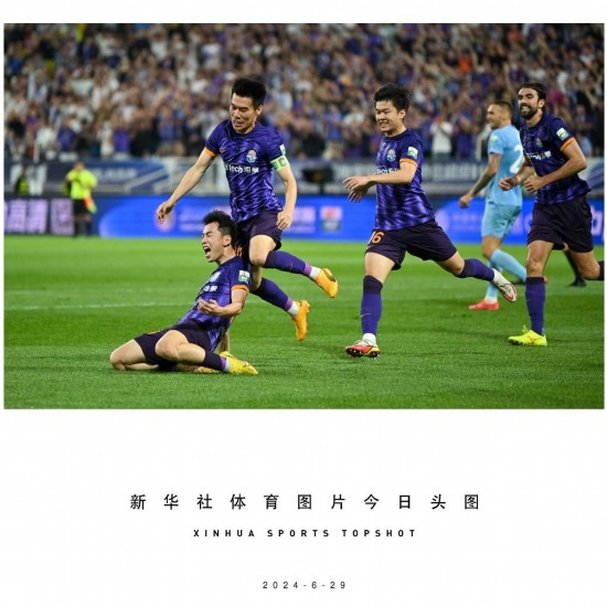  6月29日，天津津門虎隊(duì)球員劉俊賢（左一）在比賽中進(jìn)球后慶祝。新華社記者 孫凡越 攝