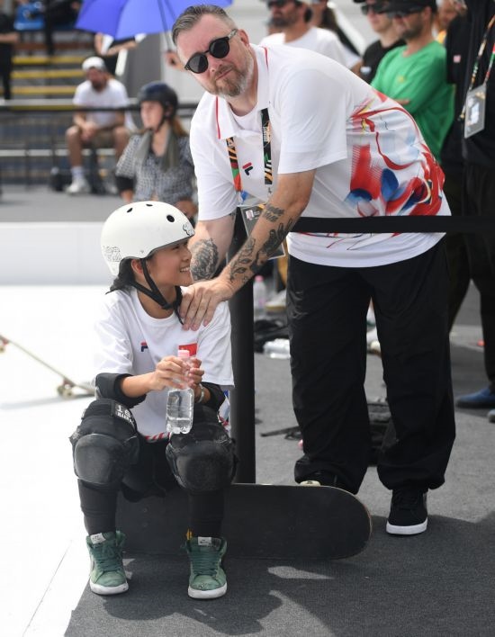 6月20日，鄭好好（左）在比賽間隙與教練互動(dòng)，她在預(yù)賽中最佳成績(jī)?yōu)?2.60分。當(dāng)日，巴黎奧運(yùn)會(huì)資格系列賽布達(dá)佩斯站滑板女子碗池預(yù)賽在布達(dá)佩斯舉行。新華社記者 賀燦鈴 攝