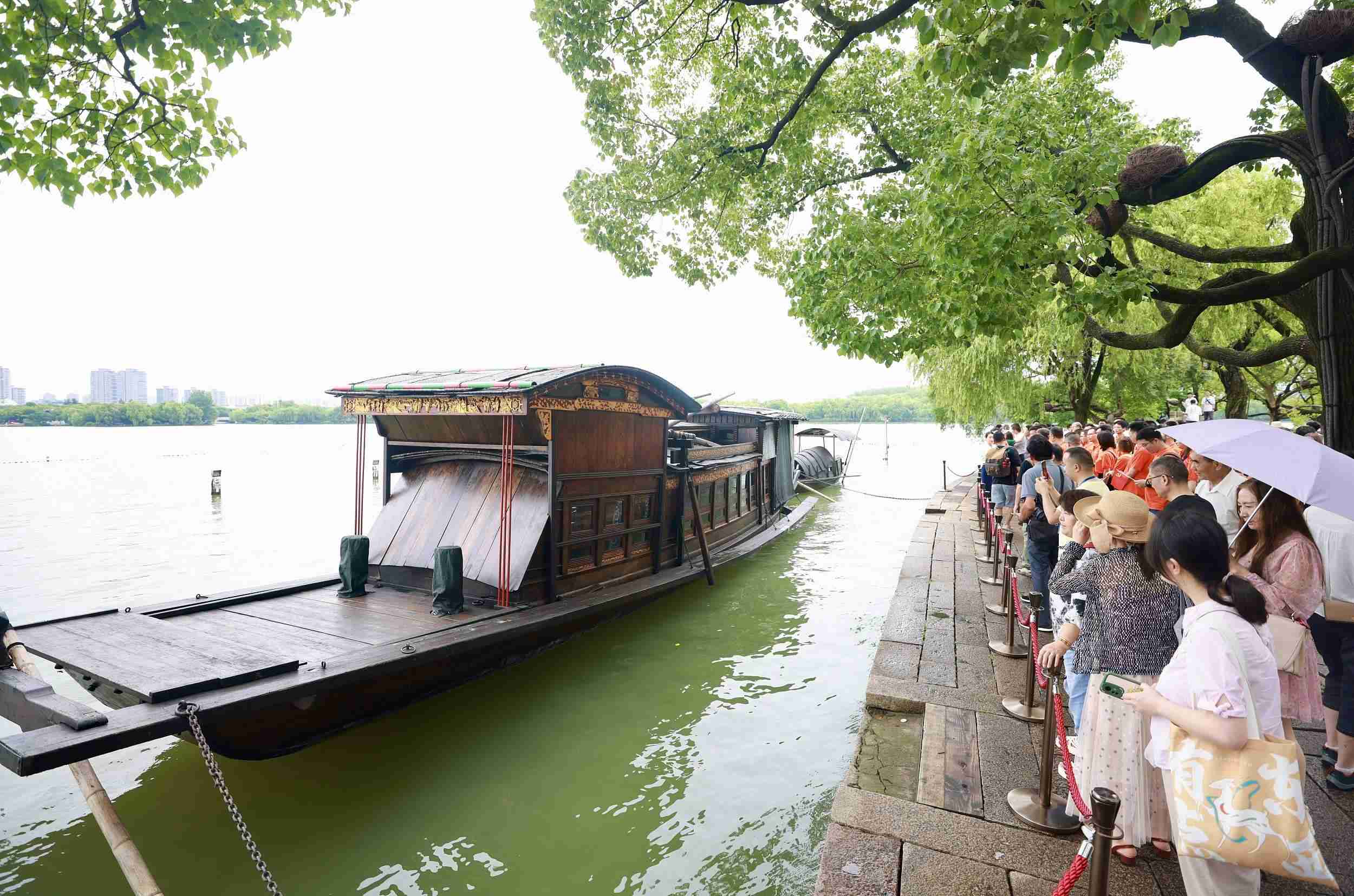 浙江嘉興，游客在南湖景區(qū)湖心島瞻仰紅船，感悟“紅船精神”。（圖片來(lái)源：視覺(jué)中國(guó)）