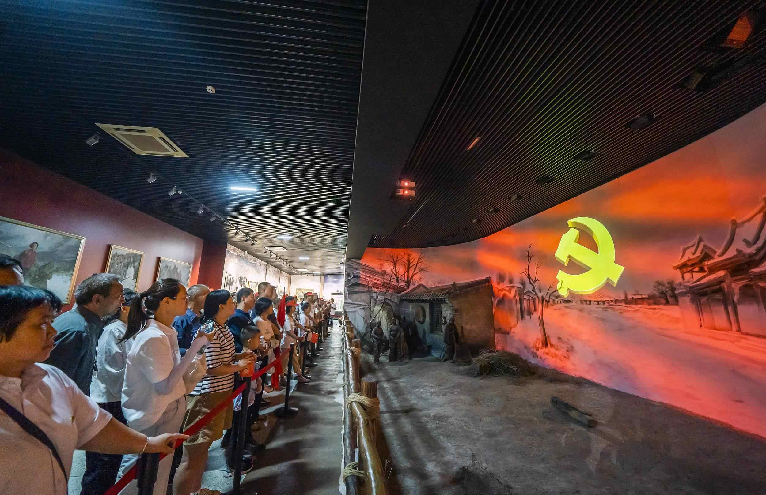 山西呂梁，游客正在文水縣劉胡蘭紀(jì)念館參觀。（圖片來(lái)源：視覺(jué)中國(guó)）