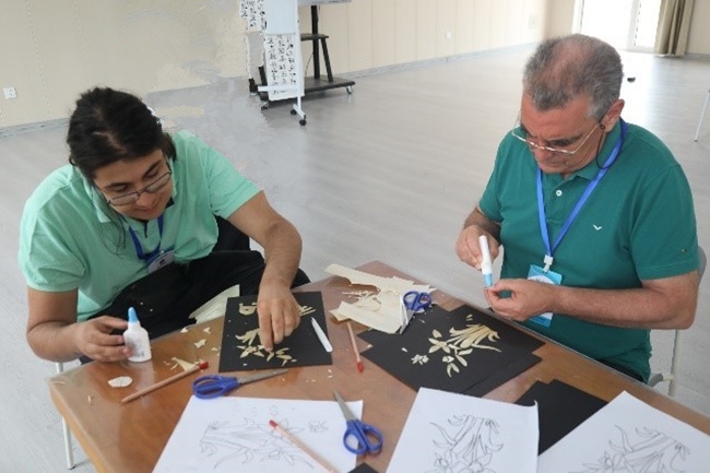 葡萄牙魯班工坊師生制作麥秸畫。