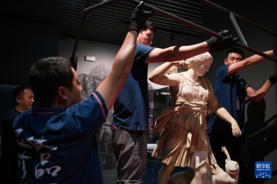 7月2日，工作人員將開(kāi)箱后的古希臘文物放置在展臺(tái)上。新華社記者 張端 攝