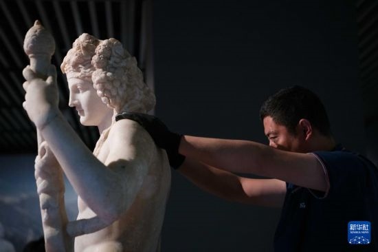 7月2日，工作人員將開(kāi)箱后的古希臘文物放置在展臺(tái)上。新華社記者 張端 攝