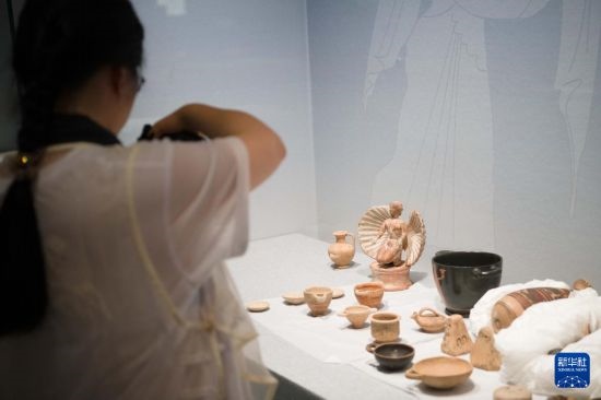 7月2日，開(kāi)箱后的古希臘文物被工作人員移入展柜。新華社記者 張端 攝
