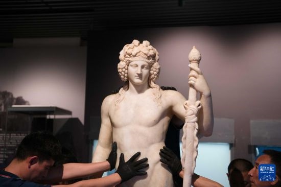 7月2日，工作人員將開(kāi)箱后的古希臘文物放置在展臺(tái)上。新華社記者 張端 攝