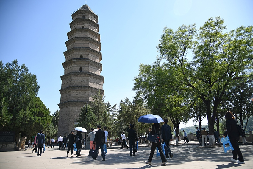 圖為2024年5月7日，游客在延安寶塔山參觀。 新華社記者 張博文 攝