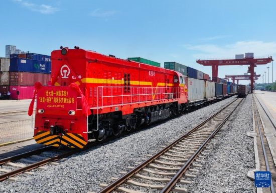 5月29日，在中哈連云港物流合作基地，首列連云港-阿拉木圖“滾裝+班列”跨境多式聯(lián)運專列整裝待發(fā)（無人機照片）。新華社發(fā)（王健民 攝）
