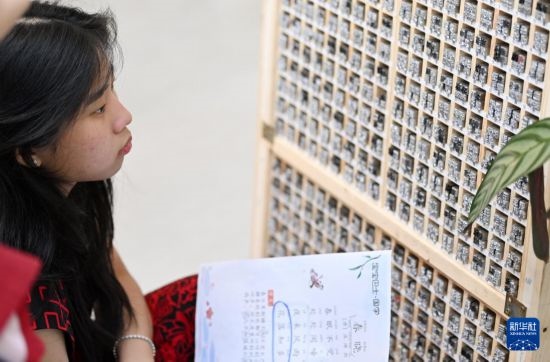 7月3日，外國學(xué)生在了解中國的活字印刷。新華社記者 李然 攝