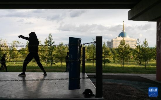7月2日，在哈薩克斯坦首都阿斯塔納，一名男子在橋下運動場練習拳擊。新華社記者 白雪騏 攝
