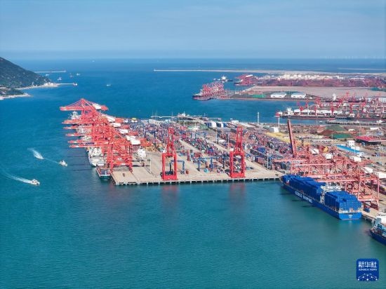 6月26日，貨輪?？吭谶B云港港集裝箱碼頭（無人機照片）。新華社記者 季春鵬 攝
