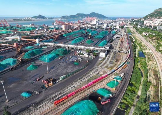 6月26日，“韓國-連云港-中亞”國際多式聯(lián)運班列從中哈連云港物流合作基地出發(fā)，駛往哈薩克斯坦、烏茲別克斯坦（無人機照片）。班列運載的55個大柜此前于6月13日從韓國境內(nèi)發(fā)出，經(jīng)釜山港海運抵達連云港后轉由鐵路運輸。新華社記者 季春鵬 攝