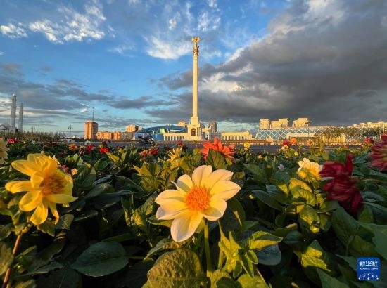 這是7月2日拍攝的哈薩克斯坦首都阿斯塔納獨立廣場。新華社記者 岳月偉 攝