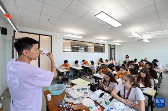 7月3日，外國學(xué)生在學(xué)習(xí)繪制京劇臉譜。新華社記者 李然 攝