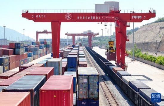 6月30日，在中哈連云港物流合作基地，大型機械在吊裝集裝箱（無人機照片）。新華社發(fā)（王健民 攝）