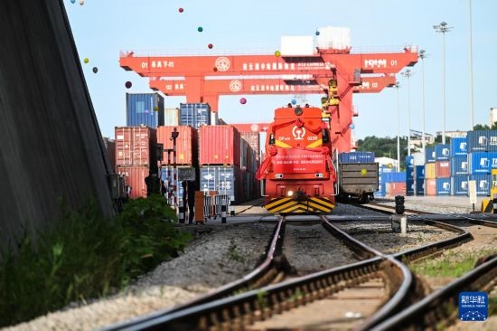 6月26日，“韓國-連云港-中亞”國際多式聯(lián)運班列從中哈連云港物流合作基地出發(fā)，駛往哈薩克斯坦、烏茲別克斯坦。班列運載的55個大柜此前于6月13日從韓國境內(nèi)發(fā)出，經(jīng)釜山港海運抵達連云港后轉由鐵路運輸。新華社記者 季春鵬 攝