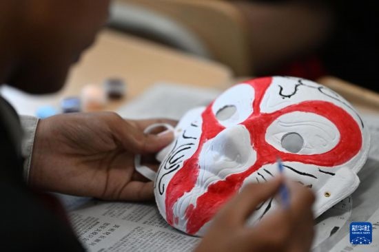7月3日，外國學(xué)生在繪制京劇臉譜。新華社記者 李然 攝