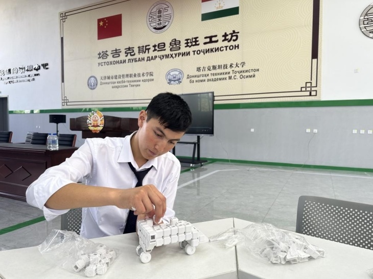 在塔吉克斯坦魯班工坊內(nèi)，學(xué)員正在操作能力源創(chuàng)新套件。本報記者 屈佩 攝
