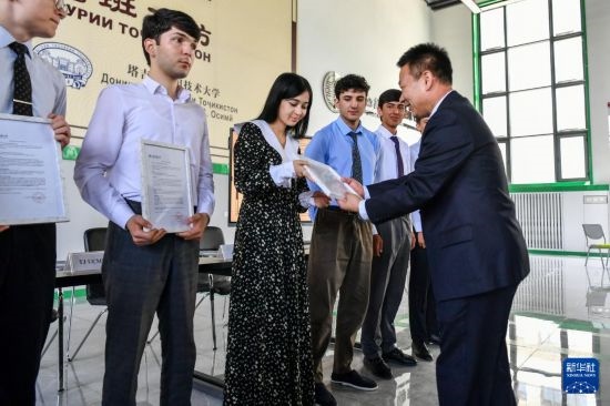 7月3日，在塔吉克斯坦首都杜尚別，天津城市建設(shè)管理職業(yè)技術(shù)學(xué)院的負(fù)責(zé)人為魯班工坊赴華留學(xué)生頒發(fā)錄取通知書。新華社記者 曹陽(yáng) 攝