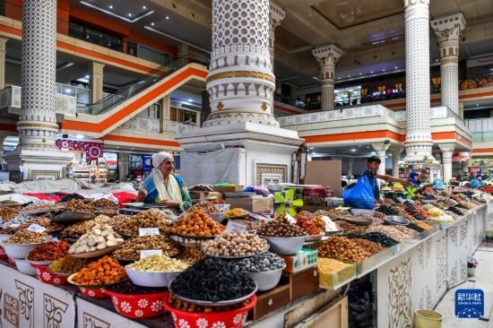 這是6月27日在塔吉克斯坦首都杜尚別拍攝的大巴扎內(nèi)景。新華社記者 曹陽 攝