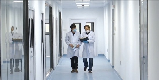 中國科學(xué)院贛江創(chuàng)新研究院科研人員在交流。（贛州市贛縣區(qū)融媒體中心供圖）