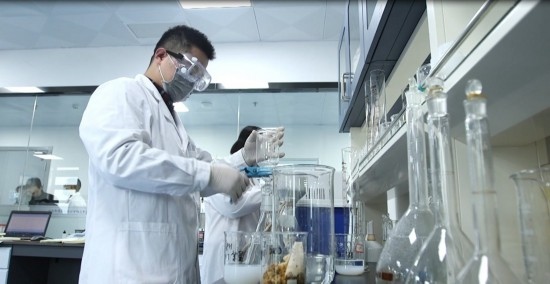 中國科學(xué)院贛江創(chuàng)新研究院科研人員在做實(shí)驗(yàn)。