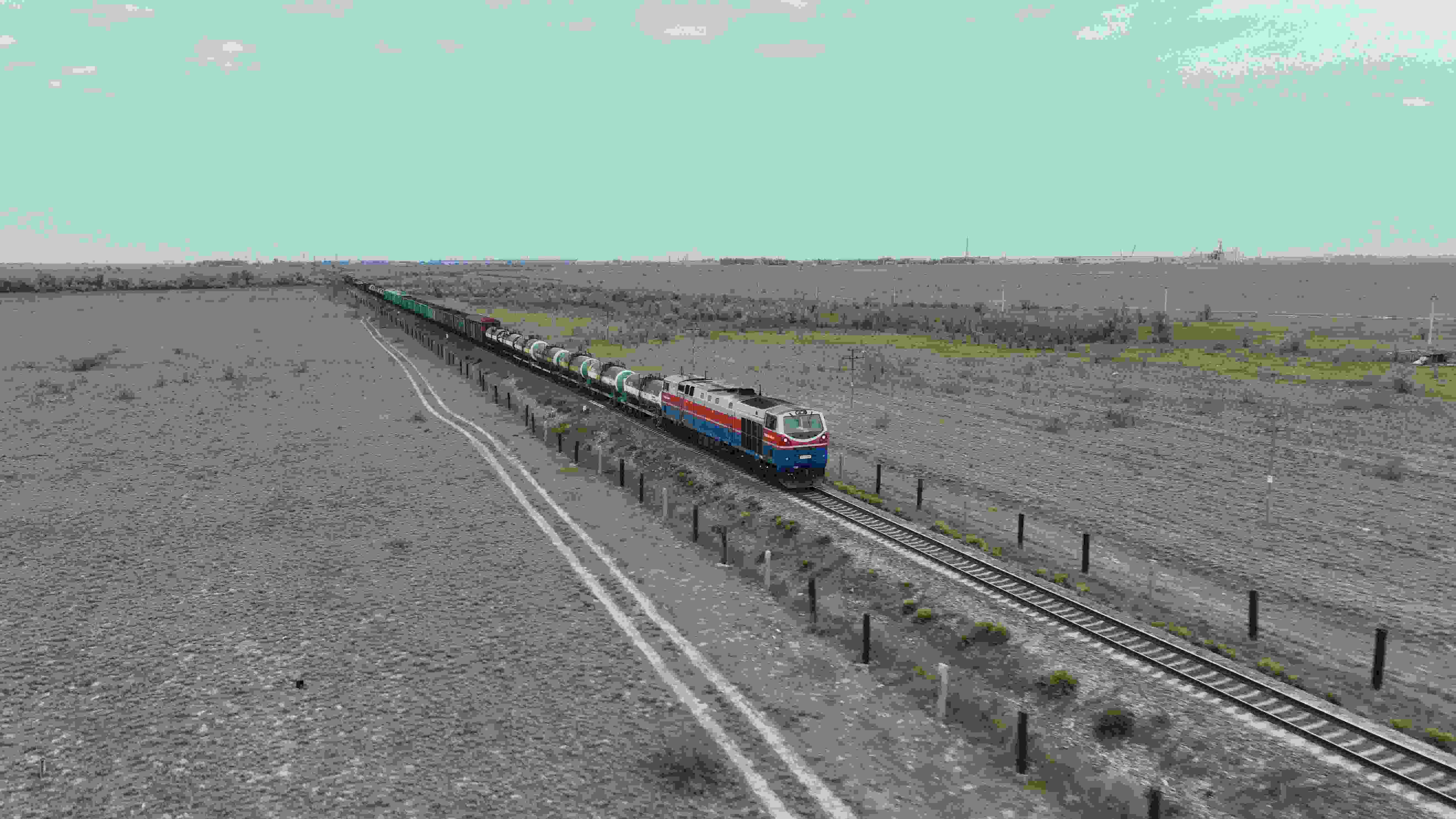 △ 2023年5月12日，在哈薩克斯坦阿拉木圖附近，貨運列車馳騁于阿拉木圖與中國霍爾果斯間（無人機照片）。