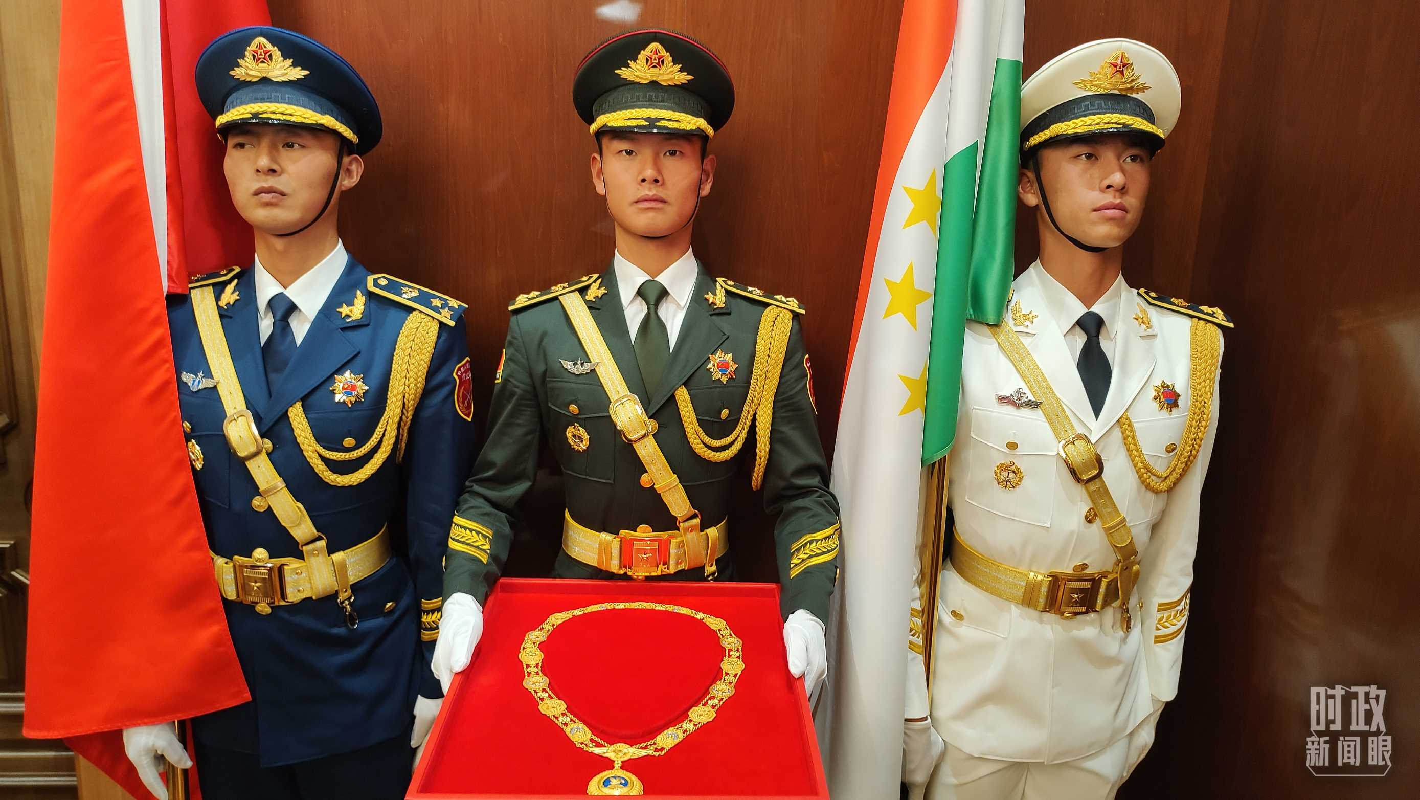 △中方儀仗兵護送“友誼勛章”入場。（總臺央視記者薛冠南拍攝）