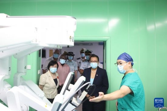 7月5日，塞舌爾衛(wèi)生部長維多在中國海軍“和平方舟”號醫(yī)院船上參觀。新華社發(fā)（劉志磊 攝）