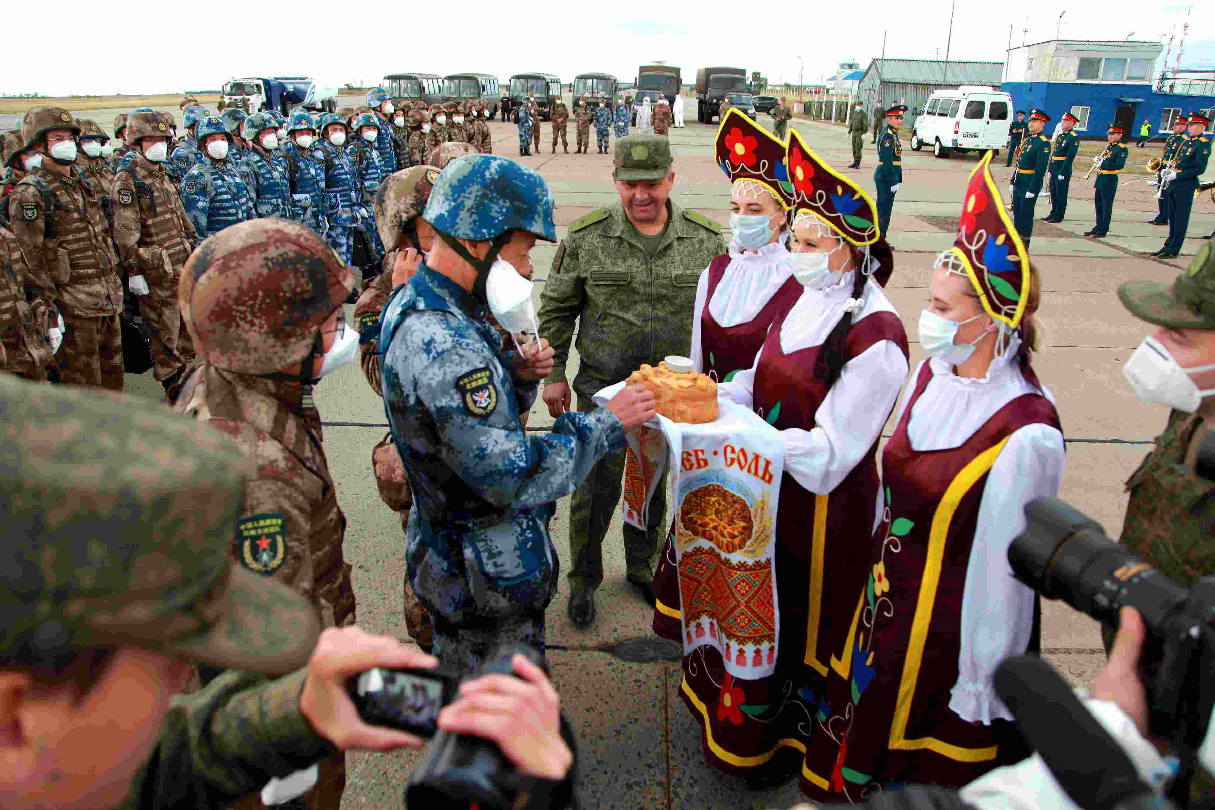 當(dāng)?shù)貢r(shí)間2021年9月10日，跨境參加“和平使命-2021”上海合作組織成員國(guó)聯(lián)合反恐軍演的中方部隊(duì)導(dǎo)演部抵達(dá)俄羅斯奧倫堡“東古茲”靶場(chǎng)演習(xí)地域。圖為俄方人員為中方人員舉行歡迎儀式。