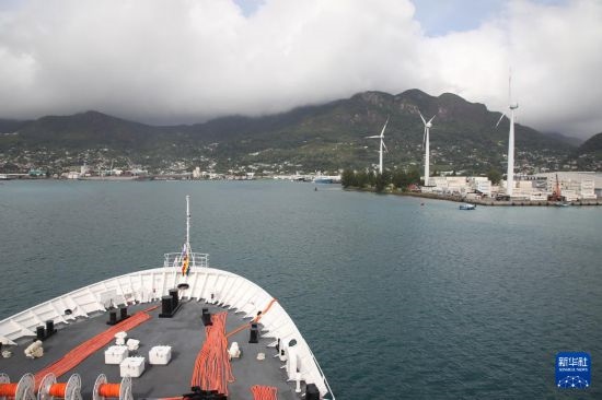 7月5日，中國海軍“和平方舟”號醫(yī)院船抵達塞舌爾維多利亞新港碼頭。新華社發(fā)（劉志磊 攝）