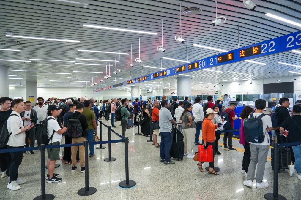 7月4日，白云邊檢站旅客通關現場。（白云邊檢站供圖）