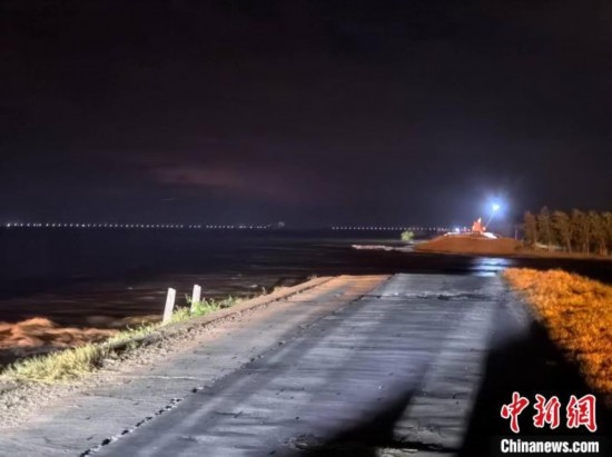  7月6日凌晨，湖南岳陽華容縣團(tuán)洲垸洞庭湖一線堤防決口現(xiàn)場。中新社記者 白祖偕 攝
