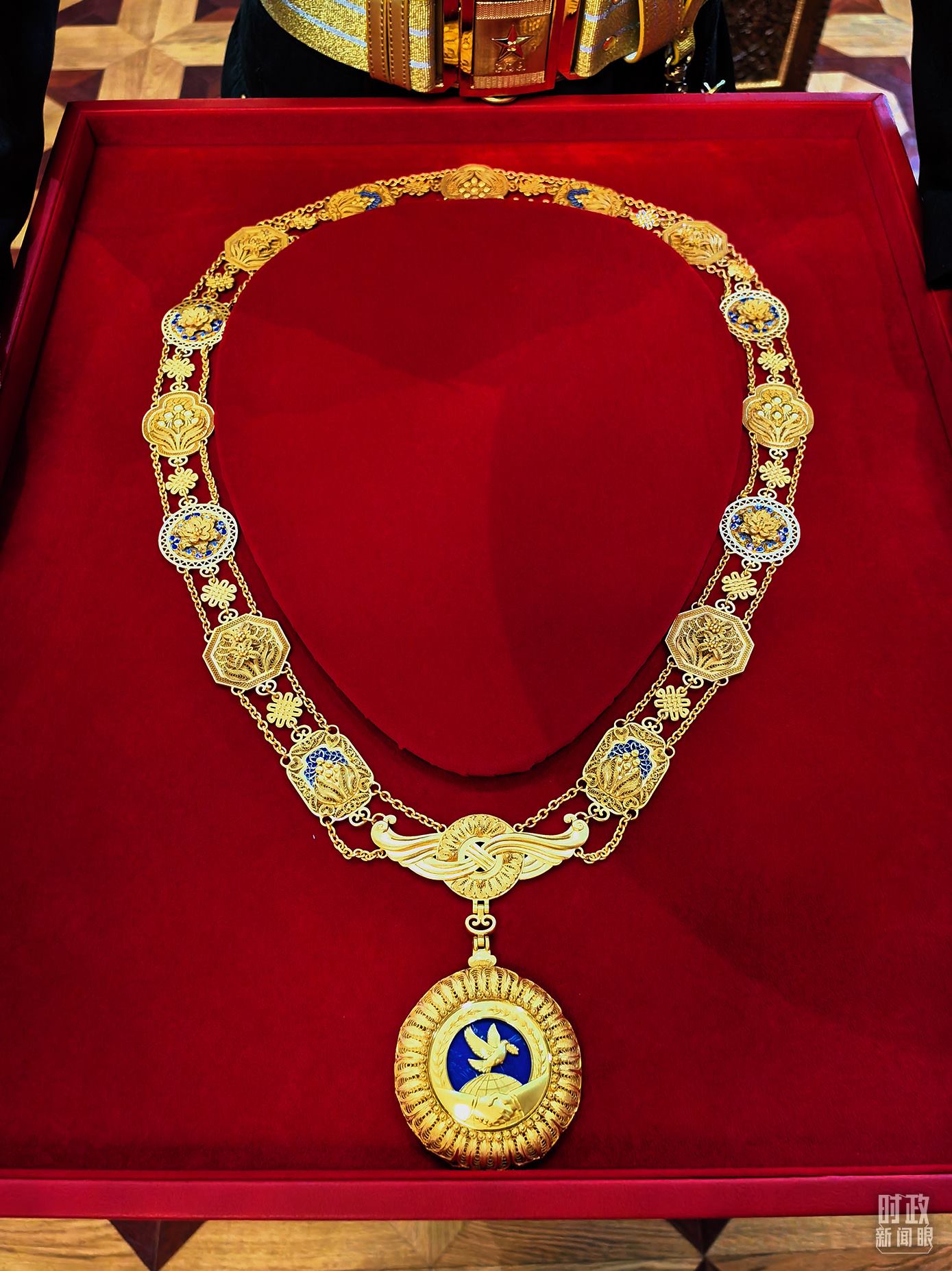 △中華人民共和國“友誼勛章”。（總臺央視記者范學(xué)禹拍攝）