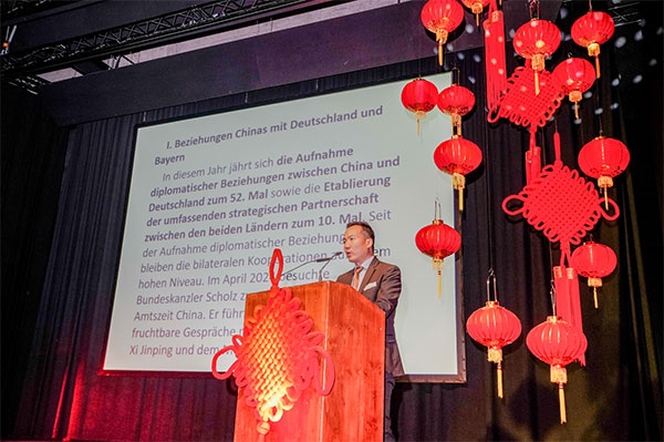 圖為郭方領(lǐng)事在致辭。（駐慕尼黑總領(lǐng)館提供）