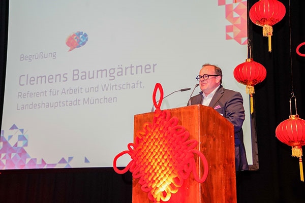 圖為鮑姆蓋特納在致辭。（駐慕尼黑總領(lǐng)館提供）
