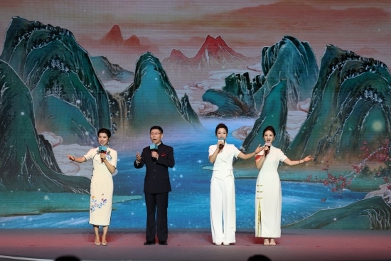 四位戲曲演員同臺(tái)獻(xiàn)唱。