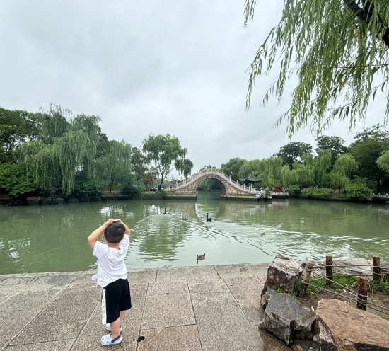 一位小朋友在二十四橋旁拍照。人民網(wǎng)記者 金慧慧攝